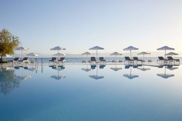 Außenpool mit Liegen und Sonnenschirmen im Capo Di Corfu Hotel