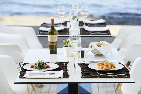 Tisch im Restaurant Capo Di Corfu mit gedeckten Plätzen und Meeresblick