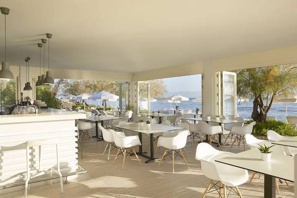 Innenansicht des Capo Di Corfu Hotel Restaurants mit Blick auf das Meer.