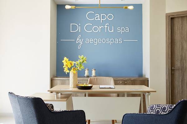 Speisesaal des Capo Di Corfu Spa mit blauer Wand und Wandbild.