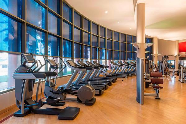 Fitness-Center im Sheraton Abu Dhabi Hotel & Resort mit einer Reihe von Laufbändern und anderen Geräten.