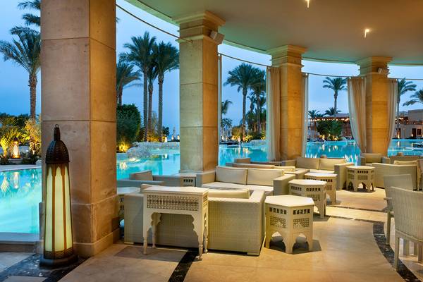 Loungebereich des Makadi Spa mit Blick auf den Pool und umgeben von Palmen.