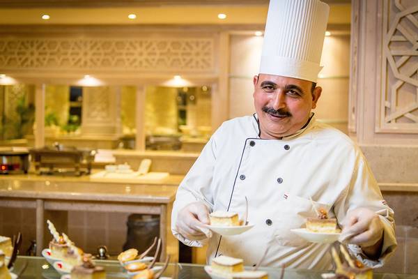 Koch im Makadi Spa Hotel präsentiert Desserts in der Küche