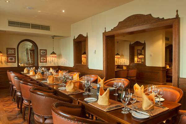 Interieur des Makadi Spa Hotels mit langer Tischreihe und gedeckten Plätzen.