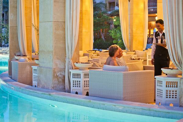 Pool-Lounge im Makadi Spa Hotel mit Gäste und Kellner