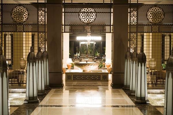 Der Eingangsbereich des Makadi Spa Hotels mit einem Brunnen und illuminierten Säulen.