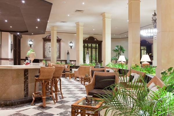 Loungebereich des Makadi Spa Hotels mit Stühle, Tische und Pflanzen.