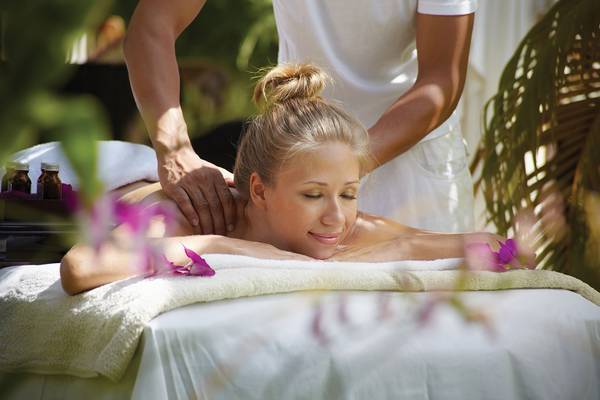 Frau genießt Massage im Makadi Spa im Freien