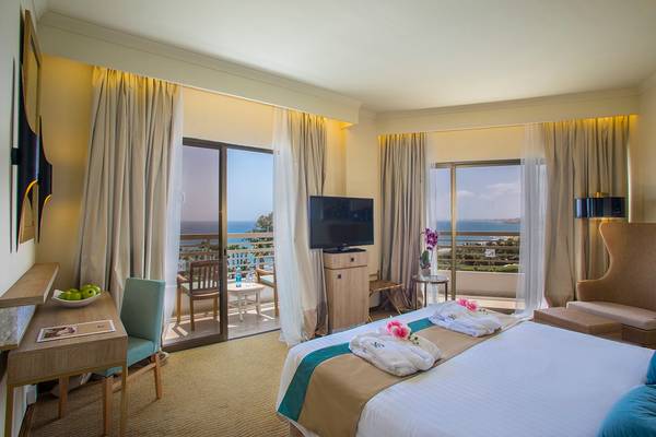 Ein elegantes Hotelzimmer im GrandResort Limassol mit Blick auf das Meer.
