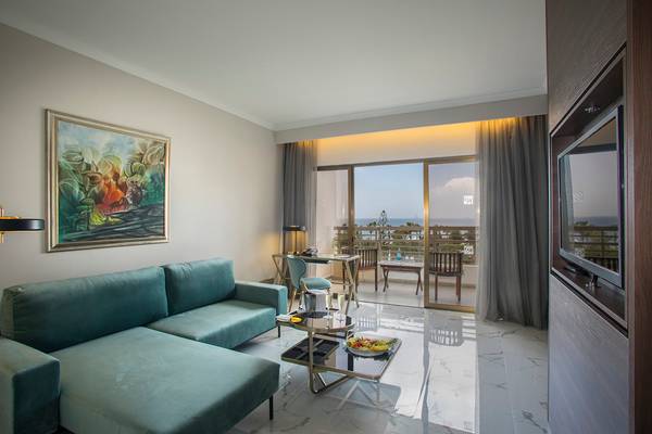 Wohnzimmer der Suite im GrandResort Limassol mit Blick auf den Ozean