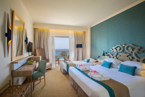 Doppelzimmer im GrandResort Limassol mit Meerblick, zwei Betten, Dekor und Aussicht