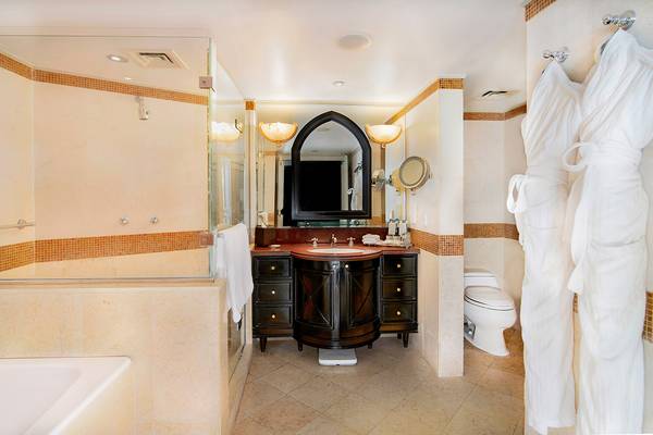 Badezimmer im Sheraton Abu Dhabi Hotel & Resort mit Badewanne, Toilette und Waschtisch.