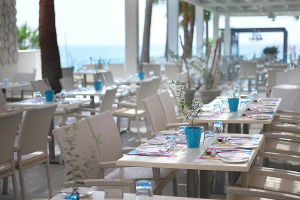 Restaurantterrasse des GrandResort Limassol mit Blick auf das Meer.