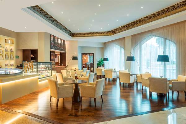 Innenbereich des Sheraton Abu Dhabi Hotel & Resort mit Sitzgelegenheiten und einer Theke.