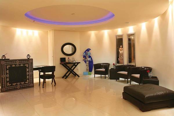 Loungebereich im GrandResort Limassol mit modernem Interieur und Sitzgelegenheiten.