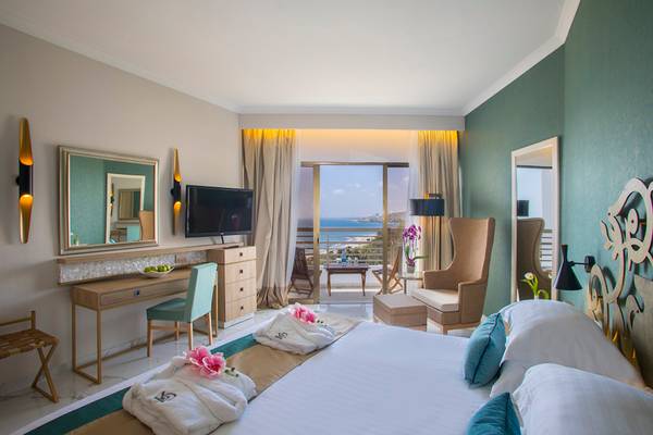 Innenansicht eines Hotelzimmers im GrandResort Limassol mit Blick auf das Meer.