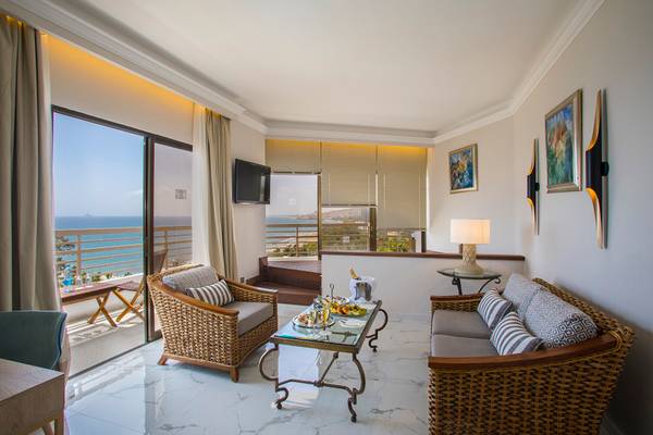 Suite im GrandResort Limassol mit Meerblick und Balkon.