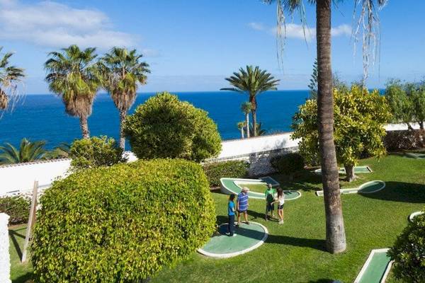 Aussicht auf den Golfplatz im Freien des Bluesea Interpalace Hotels mit Blick auf das Meer.