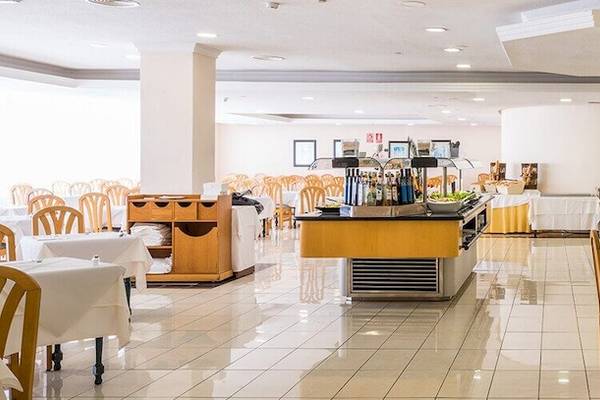 Frühstücksraum im Bluesea Interpalace Hotel mit gedeckten Tischen und Buffets.