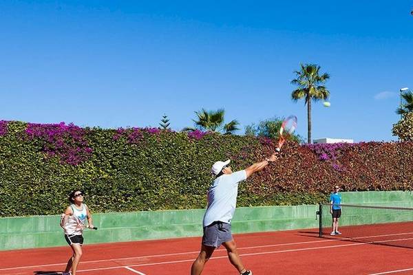 Tennisspieler auf einem roten Tennisplatz bei Bluesea Interpalace