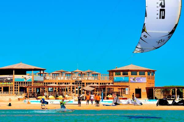 Strandszene mit Kitesurfern vor dem Kempinski Hotel Soma Bay
