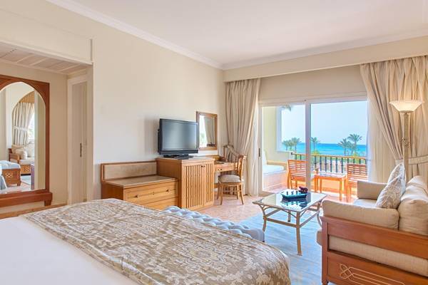 Hotelzimmer mit Fernseher, Schreibtisch und Meerblick im Kempinski Hotel Soma Bay
