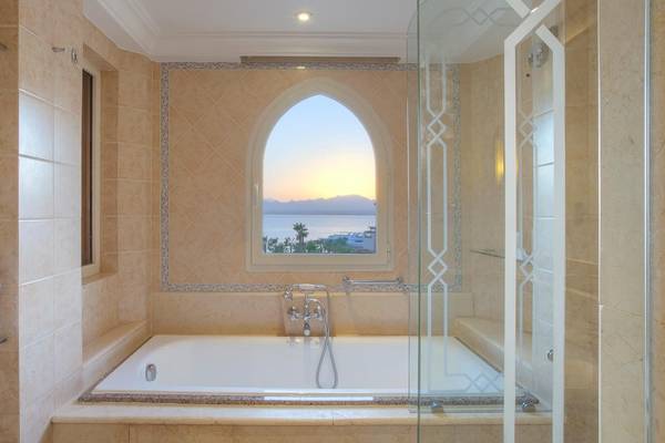 Badezimmer im Kempinski Hotel Soma Bay mit Badewanne und Aussicht auf das Meer.