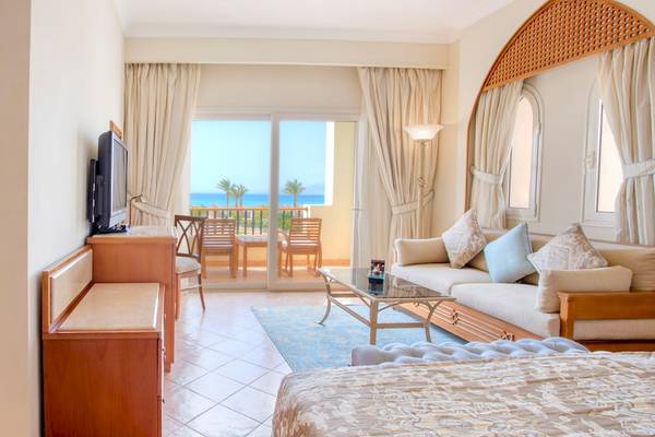 Innenansicht der Suite im Kempinski Hotel Soma Bay mit Blick auf den Ozean.