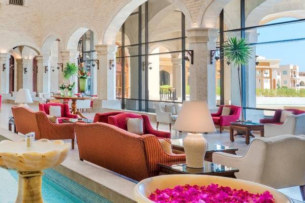 Lobby des Kempinski Hotels Soma Bay mit großen Fenstern und Innenpool.