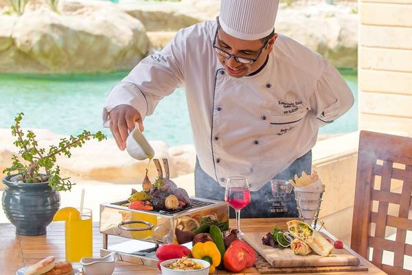 Chef beim Grillen am Pool im Kempinski Hotel Soma Bay