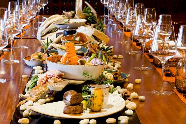 Frühstücksbuffet im Kempinski Hotel Soma Bay mit verschiedenen Speisen und Getränken auf einem langen Tisch.