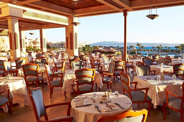 Restaurant im Kempinski Hotel Soma Bay mit Blick auf den Pool und die Berge