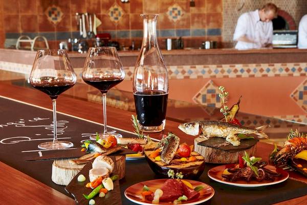 Frisch zubereitetes Buffet im Kempinski Hotel Soma Bay mit Weingläsern, Fisch und Gemüse.