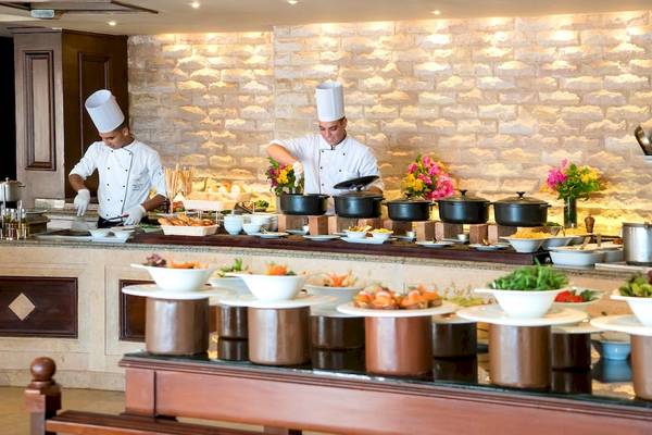 Ein Buffet im Kempinski Hotel Soma Bay mit Köchen, die Speisen zubereiten.