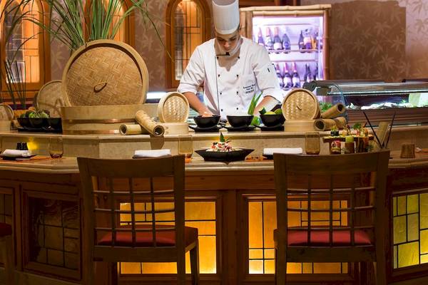 Koch am Sushi-Bar im Kempinski Hotel Soma Bay