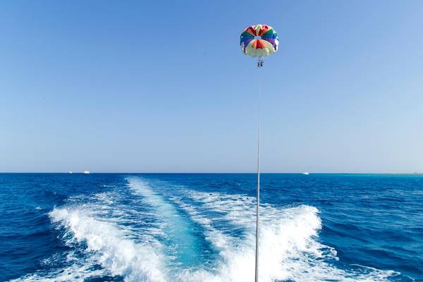 Parasailing im Ozean in der Nähe des Kempinski Hotels Soma Bay