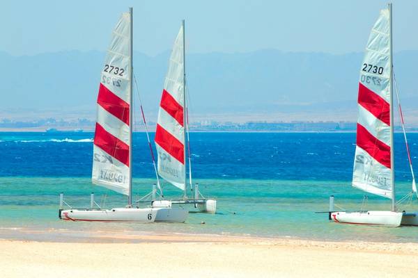Drei Segelboote am Strand des Kempinski Hotel Soma Bay.