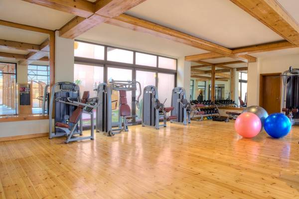 Fitnessraum im Kempinski Hotel Soma Bay mit verschiedenen Trainingsgeräten und großen bunten Bällen.