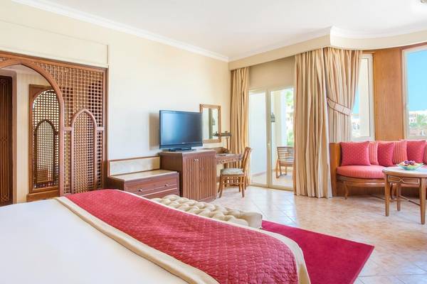 Suite-Zimmer im Kempinski Hotel Soma Bay mit Fernseher, Schreibtisch und Sofa.