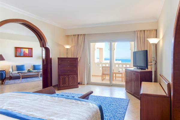 Zimmer im Kempinski Hotel Soma Bay mit Meerblick, Fernseher, und Möbeln