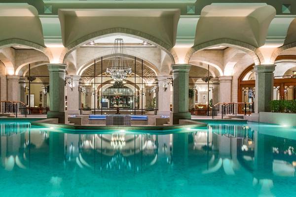 Der Innenpool des Kempinski Hotels Soma Bay mit kristallklarem Wasser und eleganter Architektur.