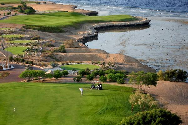 Luftaufnahme des Golfplatzes beim Kempinski Hotel Soma Bay mit Blick auf Wasser und Grün.