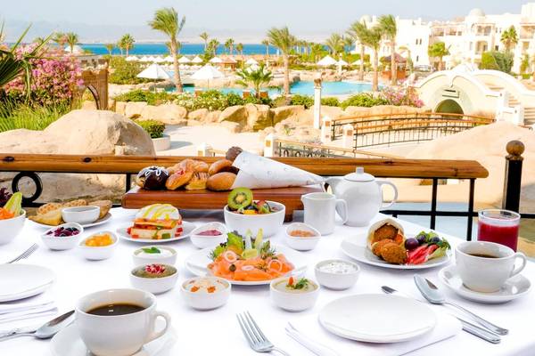 Frühstücksbuffet auf der Terrasse des Kempinski Hotel Soma Bay mit Blick auf das Meer.