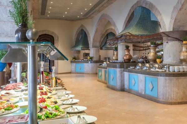 Buffetbereich im Kempinski Hotel Soma Bay mit verschiedenen Gerichten und blauen Säulen.