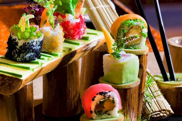 Sushi-Buffet im Kempinski Hotel Soma Bay mit verschiedenen Sushi-Rollen und Zutaten.