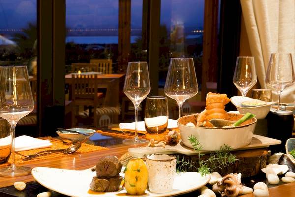 Essen auf dem Tisch im Kempinski Hotel Soma Bay mit Blick auf das Meer.