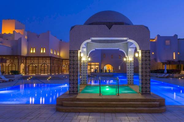 Nachtansicht des Swimmingpools im Kempinski Hotel Soma Bay, beleuchtet und einladend.