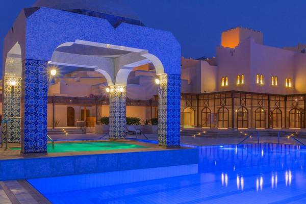 Außenbereich des Kempinski Hotel Soma Bay mit Swimmingpool und blauen Lichtern bei Nacht