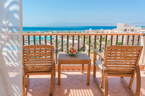 Balkon im Kempinski Hotel Soma Bay mit Blick auf das Meer und das Hotel.