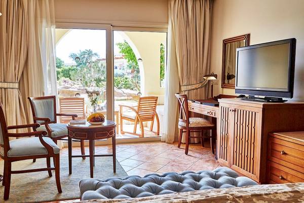 Hotelzimmer des Kempinski Hotels Soma Bay mit Wohnzimmer und Schlafzimmerbereich.